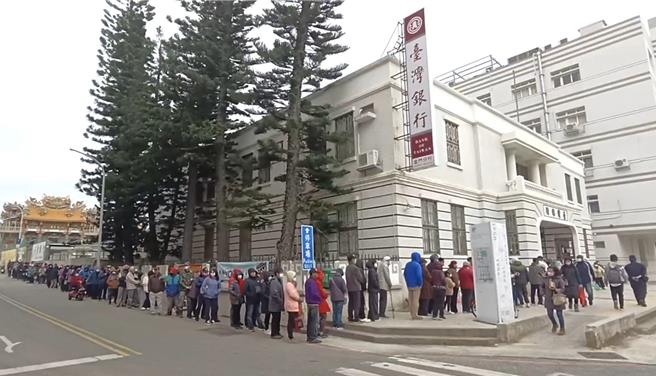 今年喜迎金龙年，央行在今（22）日推出的龙年套币更是引发收藏热潮，金门民眾不畏强烈寒流来袭。（民眾提供）