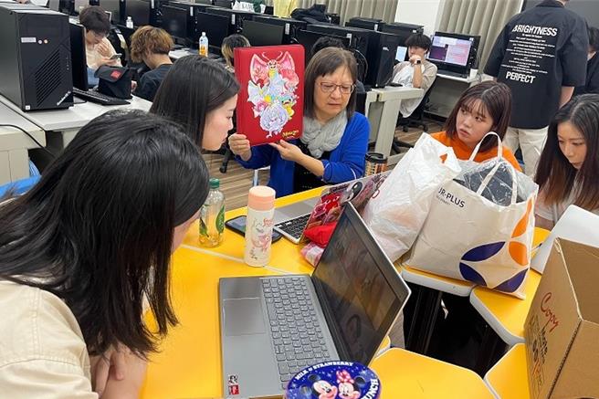 应智学程学生透过「智慧商务实作」课程，与教授讨论作品执行方向。（中华大学提供／陈育贤新竹传真）