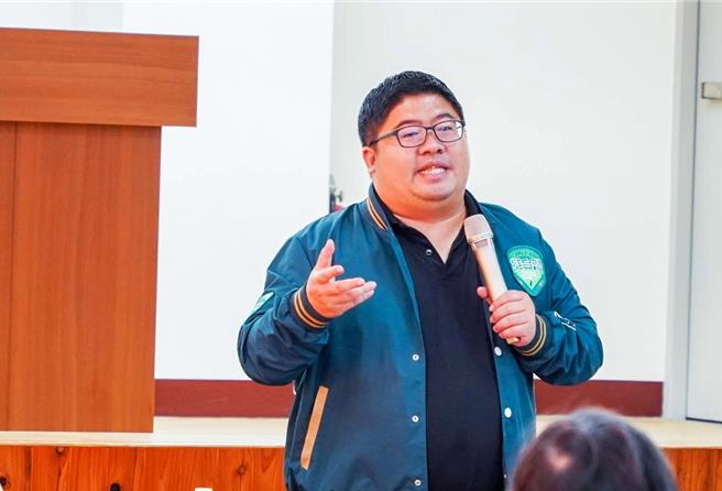 立委蔡易余指半导体产品外销最重要靠货运，嘉义水上机场近年客运市场不大，可藉机扩展货运，让水上机场活化。（取自蔡易余脸书∕吕妍庭嘉义传真）