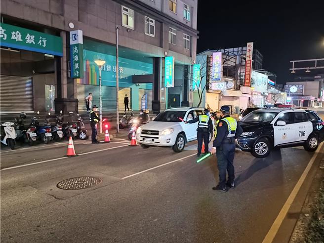 年關近聚會多，桃園平鎮警方不分黑夜白天加強取締酒駕。(警方提供／呂筱蟬桃園傳真)