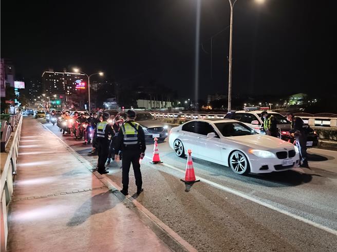 年關近聚會多，桃園平鎮警方不分黑夜白天加強取締酒駕。(警方提供／呂筱蟬桃園傳真)