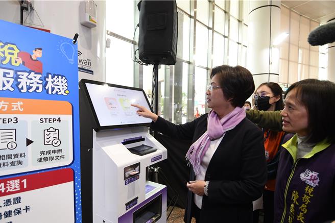 彰化县地方税务局20日举行「i彰税-智慧型服务机」启用记者会，彰化县长王惠美（左）与会。（彰化县政府提供／吴建辉彰化传真）