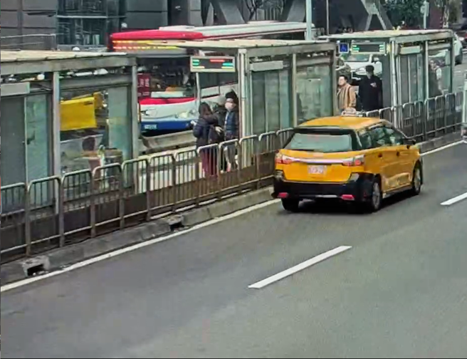 北市民权西路「公车急煞」！乘客摔成一团7人受伤送医 。(李文正翻摄)
