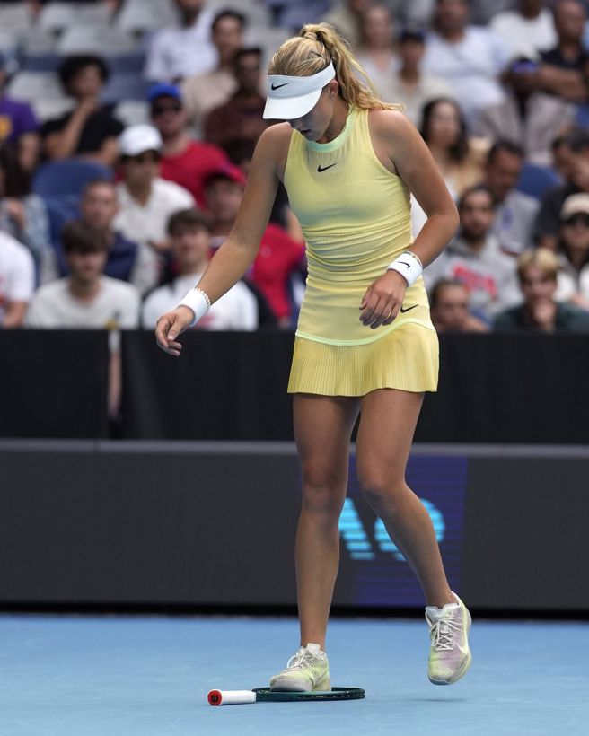 安德瑞娃在比赛中踩踏球拍。（美联社）