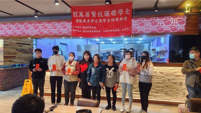 彰化善心台商劉萬居夫婦，發心招待彰化2所國中、1所高中及2所大學的清寒學生吃香噴噴的火鍋。（民眾提供／吳建輝彰化傳真）