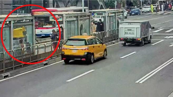 事故發生瞬間。（翻攝畫面）