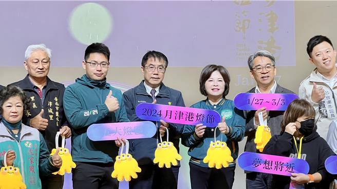 台南市名聞遐邇的月津港燈節27日開幕，市長黃偉哲（右四）、立委賴惠員（右三）等人22日到鹽水永成戲院宣傳活動。（張毓翎攝）