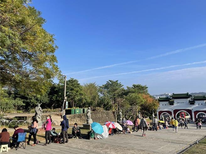 日前开幕与卦山村举办亲子活动共发送4000个，吸引民眾争相排队。（本报资料照片）
