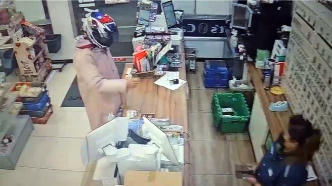 穿著雨衣、頭戴安全帽的林姓男子進入礁溪鄉一家超商搶劫，女店員躲進倉庫報警。（翻攝畫面／李忠一宜蘭傳真）