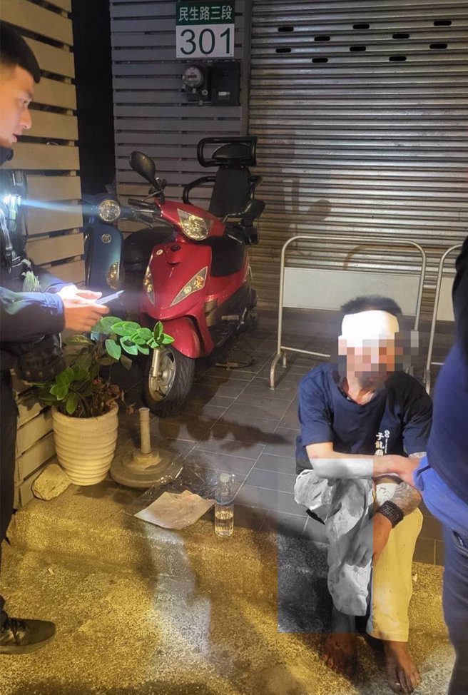 员警到场了解街友情况。（警方提供）