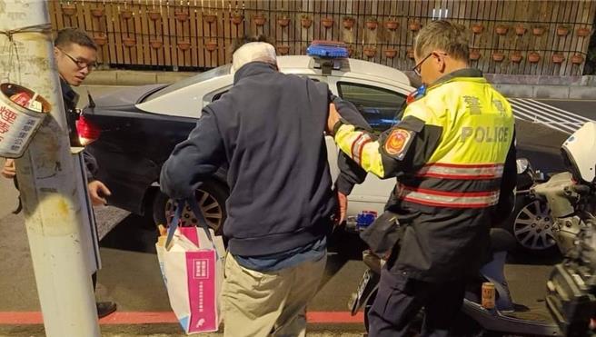 警方协助安置街友。（警方提供）