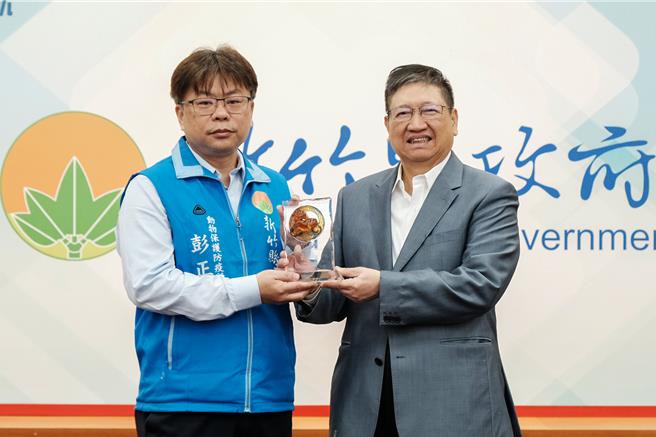 新竹县动保所在全国口蹄疫防疫评比获第2组第1名，动保所长彭正宇（左）将此奖献给县长杨文科（右）。（罗浚滨摄）