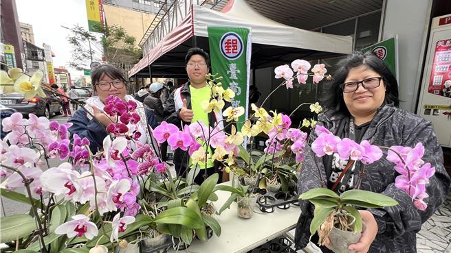 不少受助家庭今天来担任志工，为助学金筹措尽心力。（张毓翎摄）