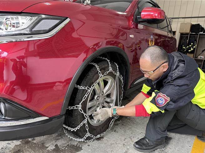宜兰县政府消防局已加强雪地车辆整备，加装雪链并备妥高山救援装备器材，以面对各种灾害挑战。
