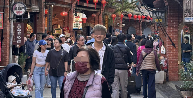 一名女子日前和儿子到深坑老街，她替儿子拍照，结果被前方一名穿紫色羽绒外套妇人挡住半个身体。（图／翻摄自P图公社）