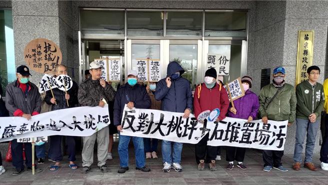 地方組成自救會今天拉白布條抗議。（李京昇攝）