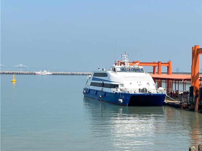 金門縣今（22）日起東北季風明顯增加，加上受海上風浪過大影響，金門縣港務處公告金廈小三通自14：20起暫停航駛。（于家麒攝）