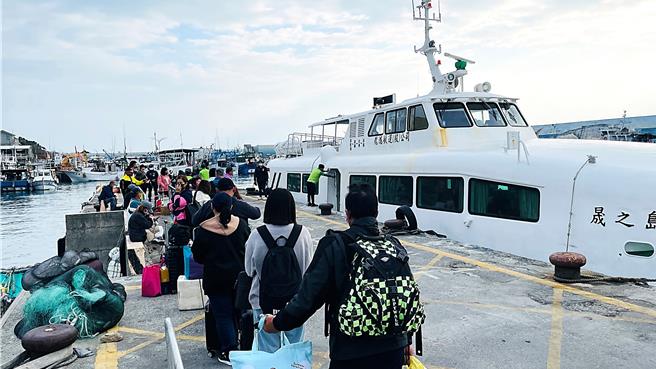 受東北季風影響，台東往返綠島、蘭嶼航線即日起至24日全天取消。（蕭嘉蕙攝）