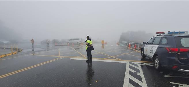 熱血民眾22日起陸續開車湧進合歡山，期盼能遇到下雪，傍晚5時起台14甲線18K至41.5K路段預警性封閉。（民眾提供／楊靜茹南投傳真）