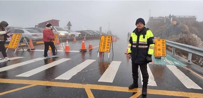 寒流加上華南雨帶移入，合歡山區傍晚可能下冰霰或飄雪，22日17時起台14甲線18K至41.5K路段預警性封閉。（民眾提供／楊靜茹南投傳真）