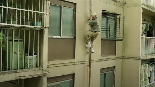 劉冠廷劇中爬水管。（CATCHPLAY提供）