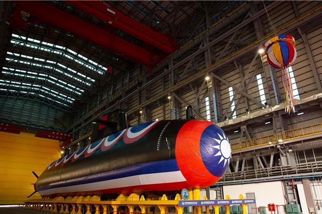 國內外高度矚目的國造潛艦「海鯤軍艦」亦隨後於9月28日舉辦命名暨下水典禮，現正泊港測試中。（台船提供）