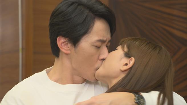 马俊麟剧中激吻小三周宇柔。（民视提供）