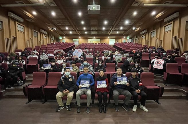 学校颁发感谢状给王硕志主任检察官(图/新北市政府警察局提供)