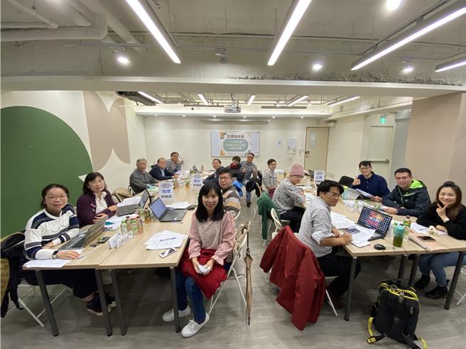 全教會教師群解析今年學測社會科考題。（全教會提供／林志成台北傳真）