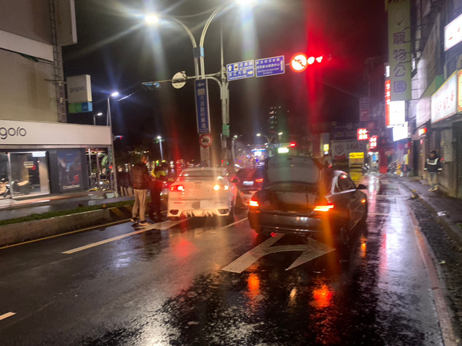 新北市1名26歲徐姓男子，今22日凌晨1時許，開車行經淡水區中正東路與學府路口時恍神擦撞人行道路後失控，連撞3車。（圖／警方提供）