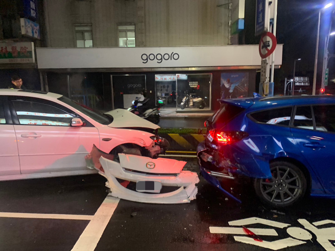 新北市1名26歲徐姓男子，今22日凌晨1時許，開車行經淡水區中正東路與學府路口時恍神擦撞人行道路後失控，連撞3車。（圖／警方提供）