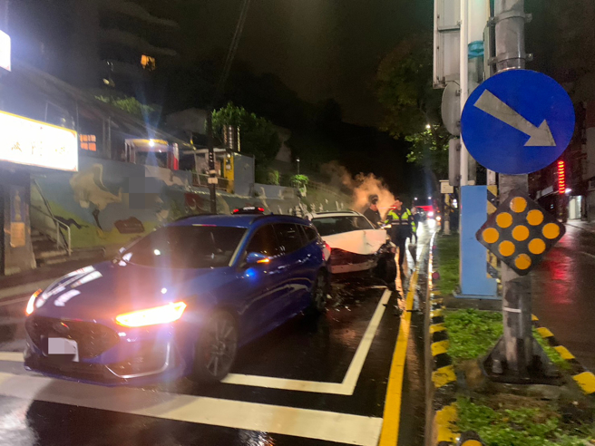 新北市1名26歲徐姓男子，今22日凌晨1時許，開車行經淡水區中正東路與學府路口時恍神擦撞人行道路後失控，連撞3車。（圖／警方提供）