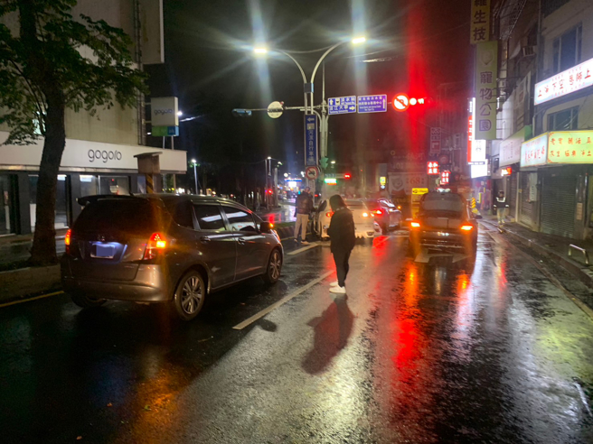 新北市1名26歲徐姓男子，今22日凌晨1時許，開車行經淡水區中正東路與學府路口時恍神擦撞人行道路後失控，連撞3車。（圖／警方提供）