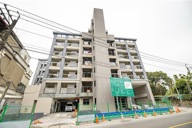 南投市文化路的第1期青年住宅即將完工，縣府通過《南投縣青年住宅出售辦法》，申購人年齡從20歲下修至18歲，最快6月公開抽籤。（南投縣政府提供／楊靜茹南投傳真）