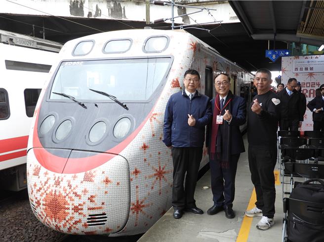 SIRAYA西拉雅号彩绘列车被铁道迷喻为是「穿毛衣的电车」，22日正式亮相登场。（台铁公司提供）