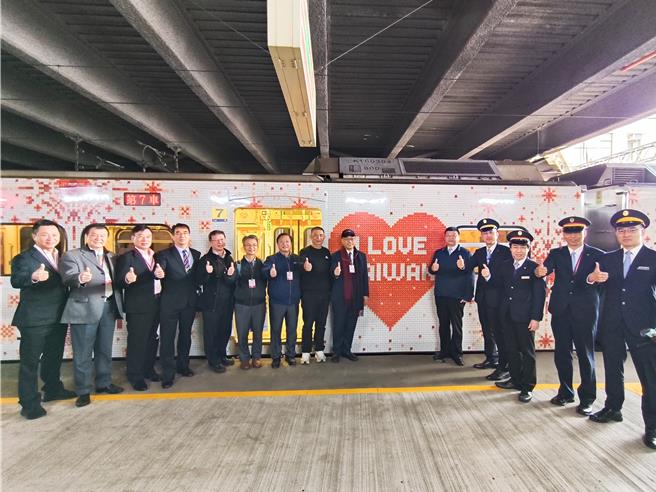 SIRAYA西拉雅号是艺术家兼台南400年识别系统设计师AKIBO李明道老师设计，他提出在寒冷的春天给列车穿上毛衣的构想。（台铁公司提供）