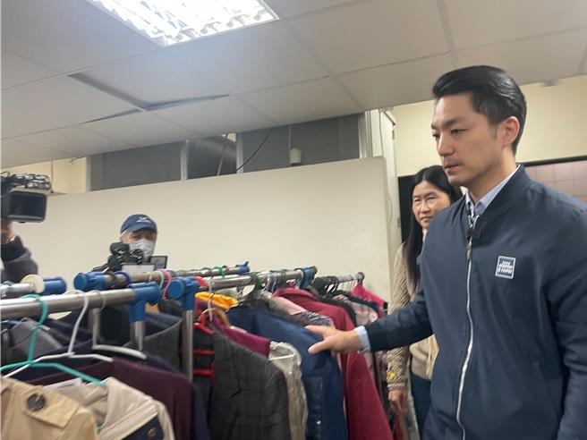 台北市长蒋万安22日下午视察万华社福中心因应低温开设避寒所整备情形。（刘彦宜摄）