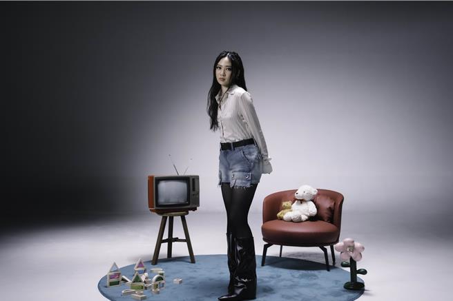 甄濟如推出全新英文單曲〈Forever 19〉。（RCA提供）