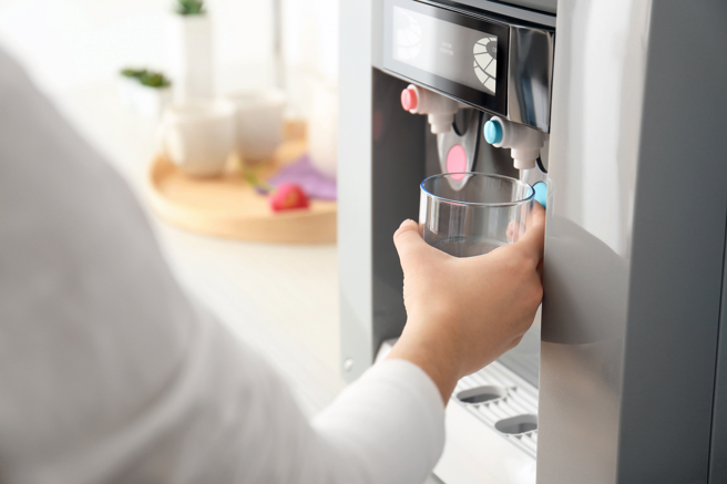 多喝水可以幫助尿液中的鈣、草酸鹽和其他礦物質溶解，減少結石的形成。（示意圖／Shutterstock／達志）