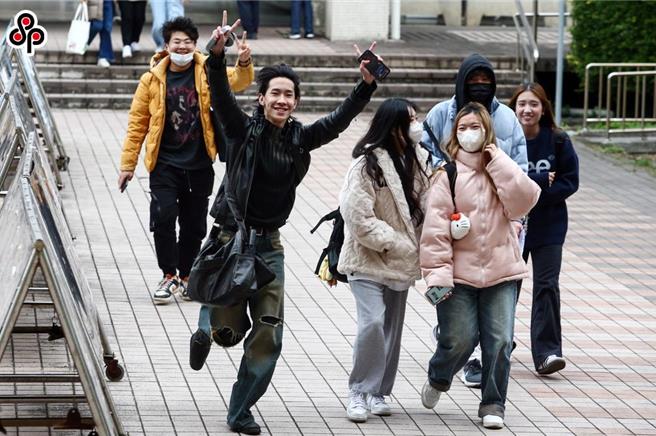 113學年學科能力測驗於22日下午結束，考生開心地步出考場。（鄧博仁攝）