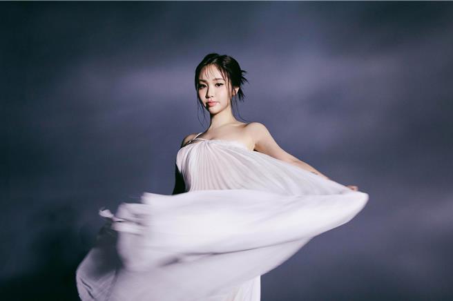 陈芳语为拍摄新歌MV吊钢丝。（华风数位提供）