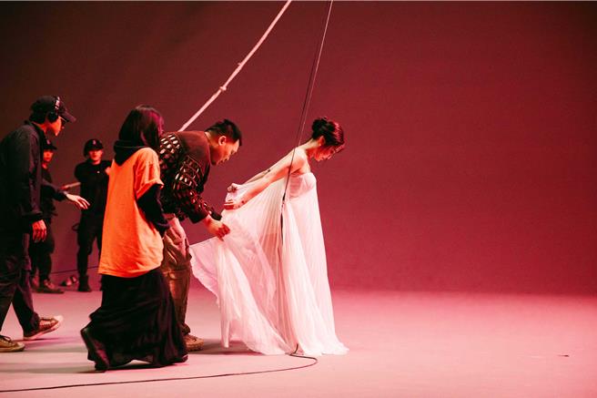 陈芳语为拍摄新歌MV吊钢丝。（华风数位提供）