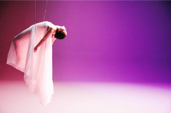 陈芳语为拍摄新歌MV吊钢丝。（华风数位提供）