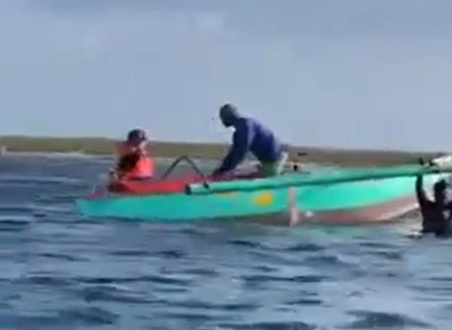 菲國漁民1月12日在斯卡伯勒淺灘（Scarborough Shoal）俗稱黃岩島的海域捕撈海貝時，遭中國海警驅趕，要求漁民將海貝扔回海裏。（翻攝馬尼拉公報）