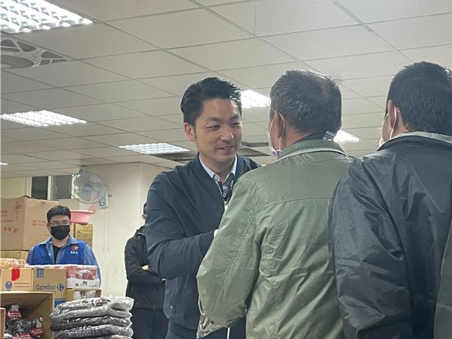 台北市长蒋万安22日下午视察万华社福中心因应低温开设避寒所整备情形。（刘彦宜摄）
