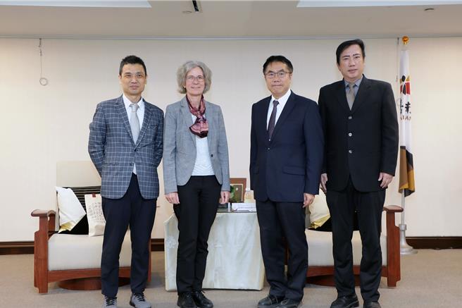 瑞士商務辦事處長陶方婭（Claudia Fontana Tobiasse）與資深商務顧問王中群22日拜會台南市長黃偉哲。（市府提供／洪榮志台南傳真）