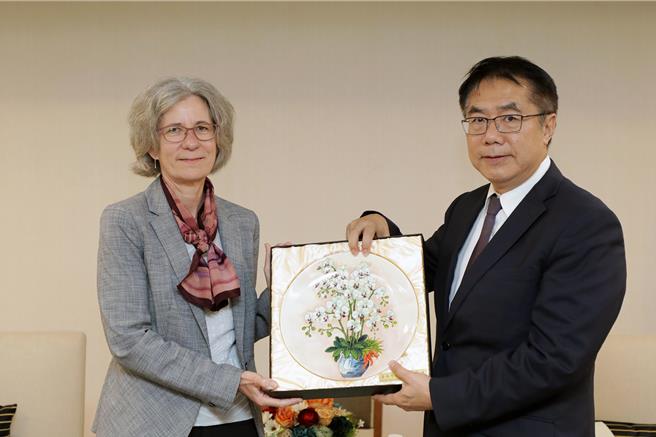 台南市長黃偉哲致贈蘭花大盤給瑞士商務辦事處長陶方婭（Claudia Fontana Tobiasse）。（市府提供／洪榮志台南傳真）