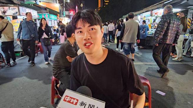 來自雪梨的大陸青年透露，大陸朋友都很希望來台觀光。(游定剛拍攝)