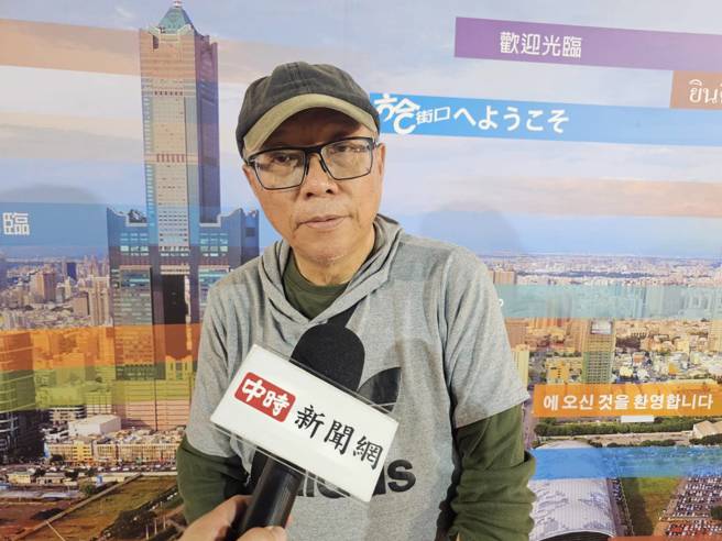 六合夜市自治管委員會總幹事詹金翰分析商圈現況。(游定剛拍攝)