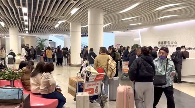 金廈小三通自今午2時30分起暫停航駛，請搭船旅客特別留意航班狀況，5時雖復航，可是仍有300多位旅客行程受影響。（于家麒攝）